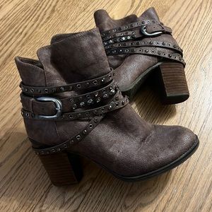 Heeled western booties